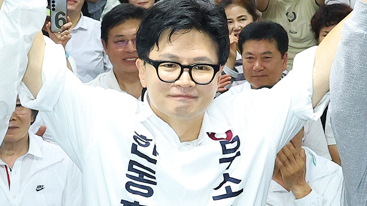 무소속 한동훈 부산 북갑 국회의원 보궐선거 후보가 4일 부산 북구 선거사무소에서 당선이 확정된 후 손을 맞잡고 있다. /연합뉴스