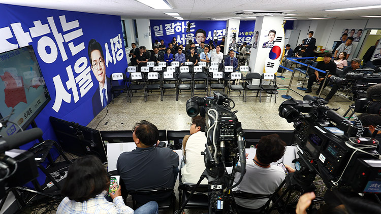 4일 서울 중구 세종대로 더불어민주당 정원오 서울시장 후보자 선거상황실에서 지지자들이 서울시장 선거 아침 개표 상황이 국민의힘 오세훈 서울시장 후보가 앞서는 것으로 바뀌자 아쉬워하고 있다. /연합뉴스