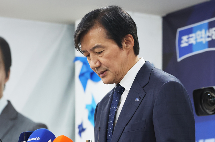 경기 평택을 국회의원 재선거에 출마한 조국혁신당 조국 후보가 4일 경기도 평택시 선거사무소에서 선거 패배를 인정하고 있다.  /연합뉴스 