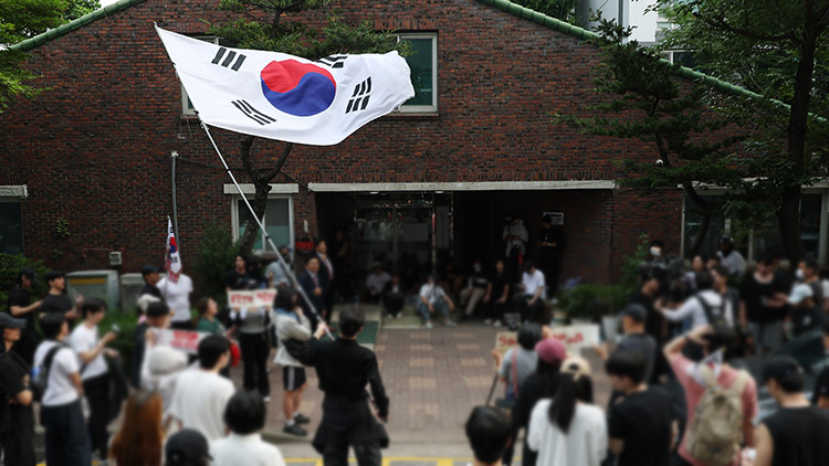 전날 9회 전국동시지방선거 및 국회의원 재·보궐선거 투표용지 부족으로 투표 시간이 오후 10시까지 연장됐던 서울 송파구 잠실7동 제2투표소 앞에서 4일 투표함 반출에 반대하는 시민들이 구호를 외치고 있다. /연합뉴스