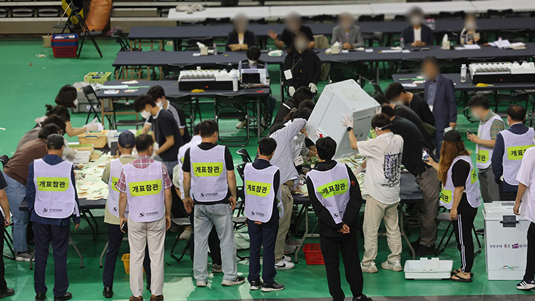 5일 서울 송파구 잠실7동 제2투표소에서 이송된 투표함이 개표소인 올림픽공원 핸드볼경기장에 도착해 참관인이 지켜보는 가운데 투표함을 열고 있다. /연합뉴스