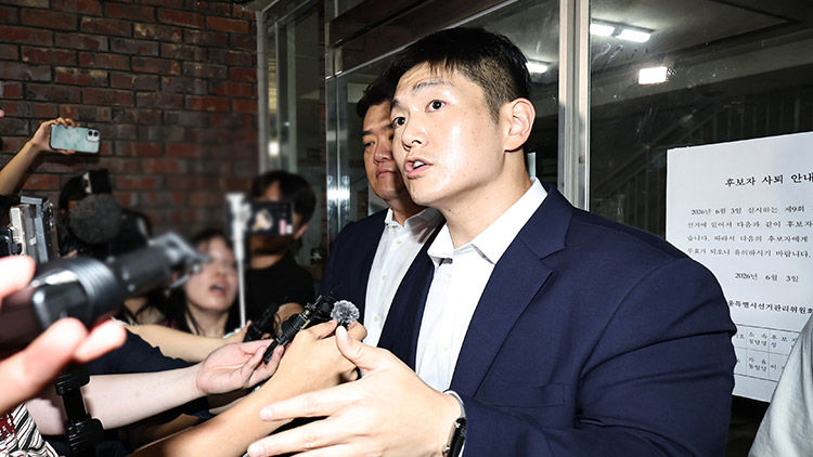지난 4일 국민의힘 김재섭 의원이 제9회 전국동시지방선거 및 국회의원 재·보궐선거 투표용지 부족으로 투표 시간이 오후 10시까지 연장됐던 서울 송파구 잠실7동 제2투표소 앞에서 현 상황 등에 대해 설명하고 있다. /연합뉴스