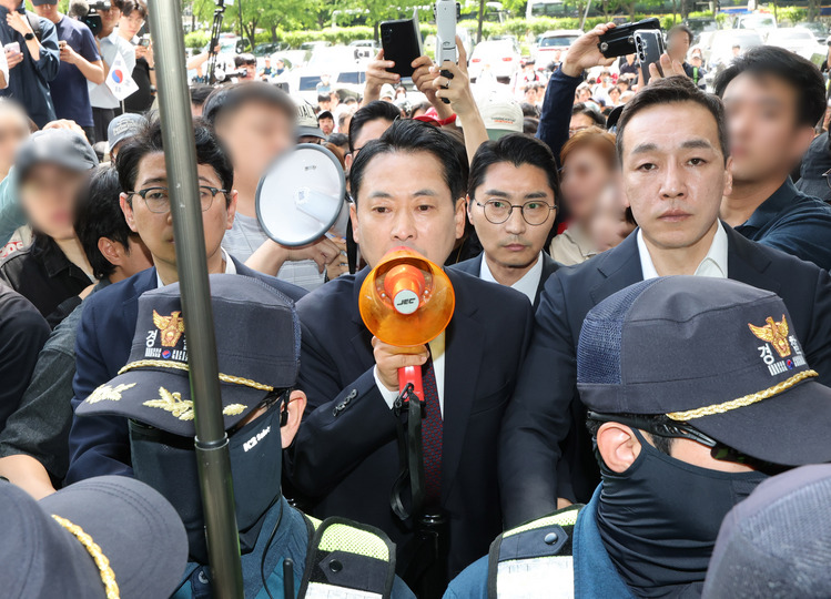 국민의힘 장동혁 대표가 5일 잠실7동 투표함 개표가 진행되고 있는 서울 송파구 올림픽공원 핸드볼경기장에서 확성기들고 발언하고 있다. /연합뉴스 