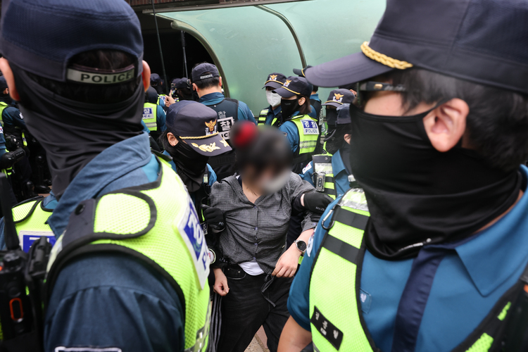 5일 서울 송파구 잠실7동 2투표소 앞에서 경찰이 투표함 이송을 위해 이를 막아선 시위대를 해산 조치하고 있다.  /연합뉴스 