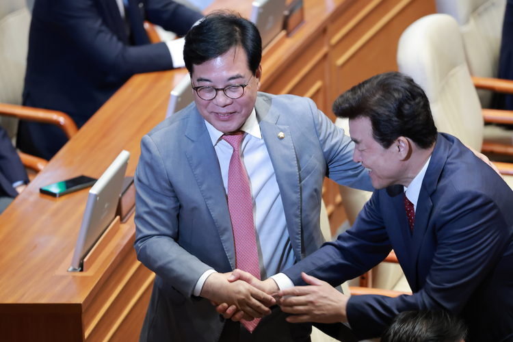 원내대표직 사의를 표명한 국민의힘 송언석 원내대표가 5일 국회에서 22대 국회 후반기 의장단을 선출하기 위해 열린 본회의에 참석해 국민의힘 윤영석 의원과 인사하고 있다. /연합뉴스
