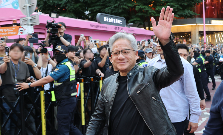 젠슨 황 엔비디아 최고경영자(CEO)가 5일 서울 마포구 홍대 인근 삼겹살 음식점 '형님 저요'에서 최태원 SK그룹 회장, 구광모 LG그룹 회장, 이해진 네이버 의장과 '삼소(삼겹살·소주) 회동’을 하기 위해 이동하고 있다. /연합뉴스