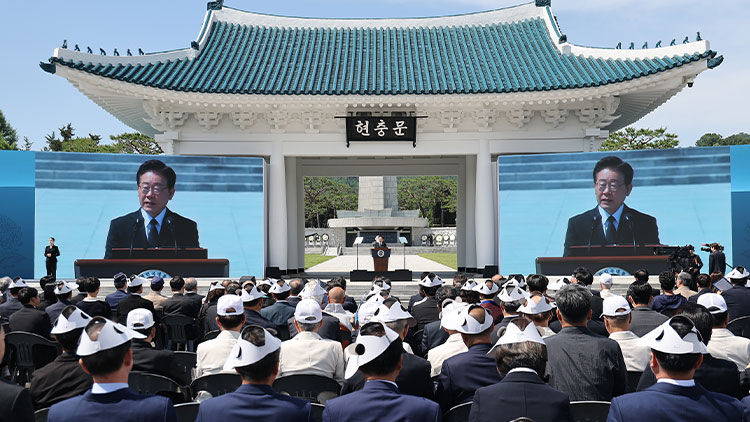 이재명 대통령이 6일 서울 동작구 국립서울현충원에서 열린 제71회 현충일 추념식에서 추념사를 하고 있다. /연합뉴스