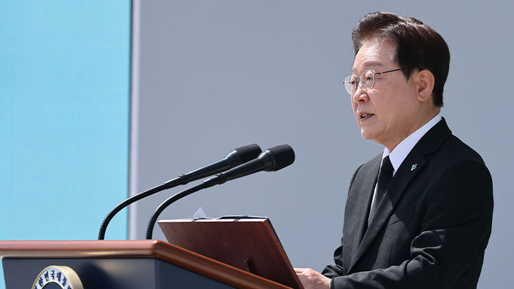 이재명 대통령이 6일 서울 동작구 국립서울현충원에서 열린 제71회 현충일 추념식에서 추념사를 하고 있다. /연합뉴스