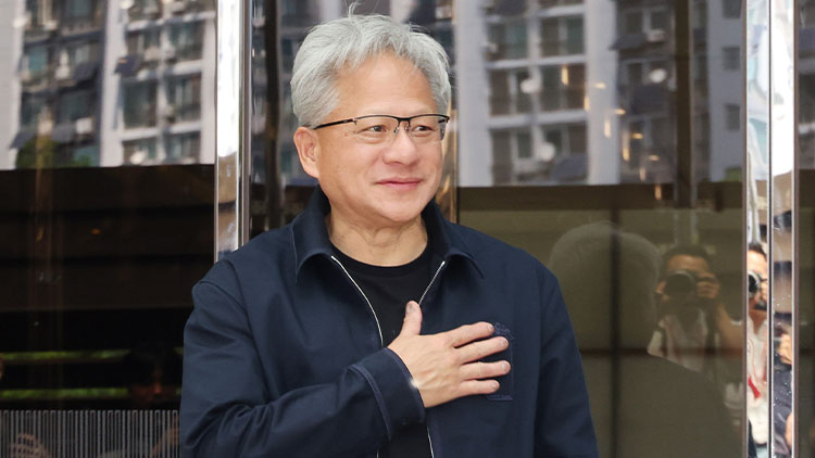 엔비디아 젠슨 황 최고경영자(CEO)가 지난 5일 서울김포비즈니스항공센터(SGBAC)를 통해 입국한 뒤 인사하고 있다. /연합뉴스