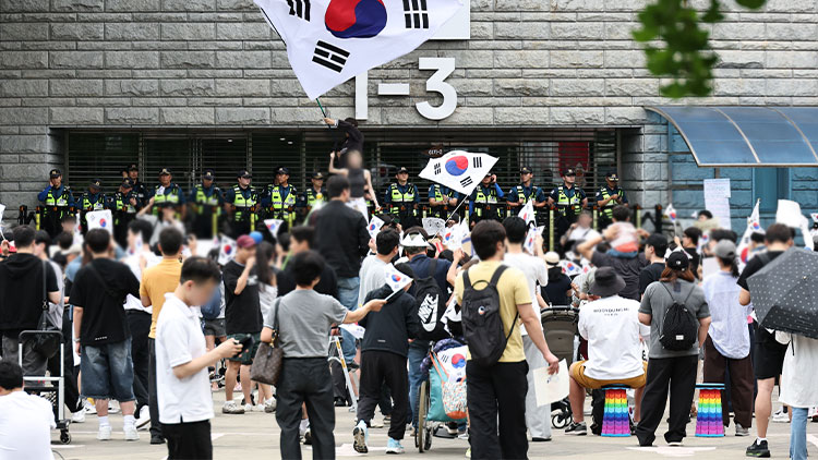 6·3 지방선거 투표지 부족 사태를 규탄하며 재선거를 요구하는 '잠실 개표소 봉쇄 시위'가 계속되고 있는 7일 서울 송파구 올림픽공원 핸드볼경기장 앞에서 부정선거를 주장하는 시민들이 구호를 외치고 있다. /연합뉴스