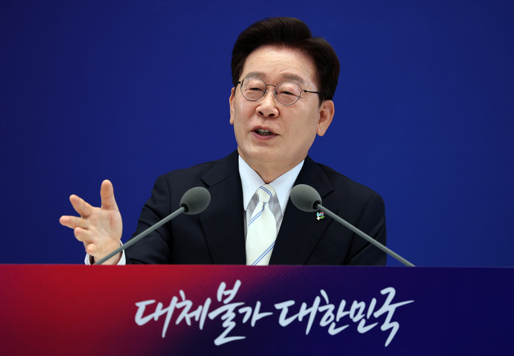 이재명 대통령이 8일 청와대 영빈관에서 열린 취임 1주년 기자회견에서 발언하고 있다./연합뉴스