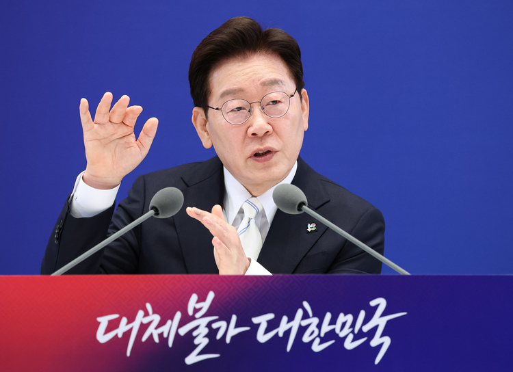 이재명 대통령이 8일 청와대 영빈관에서 열린 취임 1주년 기자회견에서 발언하고 있다. /연합뉴스