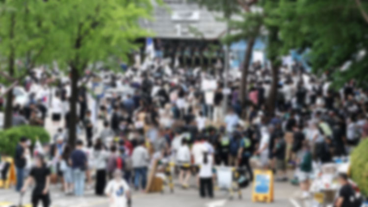 6·3 지방선거 투표지 부족 사태를 규탄하며 재선거를 요구하는 '잠실 개표소 봉쇄 시위'가 계속되고 있는 7일 서울 송파구 올림픽공원 핸드볼경기장 앞에서 부정선거를 주장하는 시민들이 구호를 외치고 있다. /연합뉴스