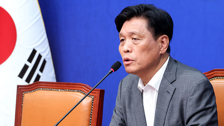더불어민주당 조승래 사무총장이 8일 국회에서 당무 현안과 관련한 기자 간담회를 열고 있다. /연합뉴스