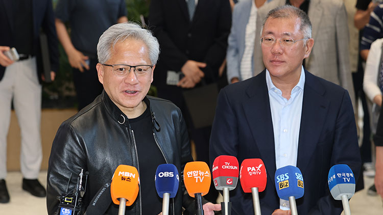 젠슨 황 엔비디아 최고경영자(CEO)와 정의선 현대차그룹 회장이 8일 서울 서초구 현대자동차 본사에서 회동을 마친 뒤 취재진에 브리핑하고 있다. /연합뉴스