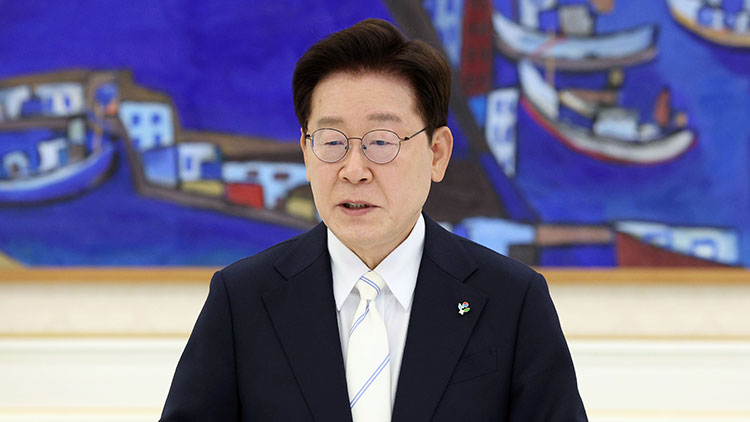 이재명 대통령이 8일 청와대에서 열린 4부 요인 회동에서 발언하고 있다. /청와대통신사진기자단