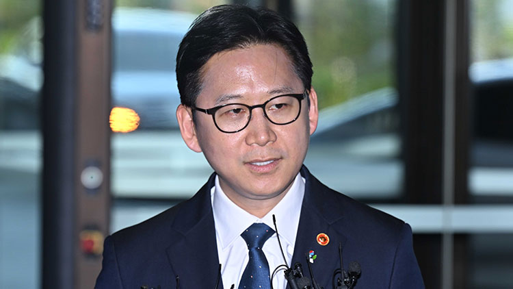 배경훈 부총리 겸 과학기술정보통신부 장관이 8일 서울 중구 신라호텔에서 열린 젠슨 황 엔비디아 최고경영자의 '코리아 AI 에코시스템 리셉션'에 참석하기 앞서 취재진의 질문에 답변하고 있다. /공동취재