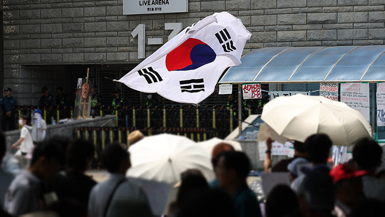 6·3 지방선거 투표용지 부족 사태를 규탄하며 재선거를 요구하는 '잠실 개표소 봉쇄 시위'가 계속되고 있는 9일 서울 송파구 올림픽공원 핸드볼경기장에서 시민들이 구호를 외치고 있다. /연합뉴스