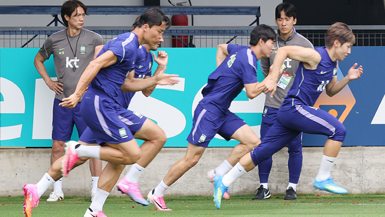 2026 북중미 월드컵에 출전하는 한국 축구 국가대표팀의 홍명보 감독이 지난 8일(현지시간) 멕시코 과달라하라 인근 사포판의 치바스 바예 베르데에서 훈련하는 선수들을 지켜보고 있다. /연합뉴스