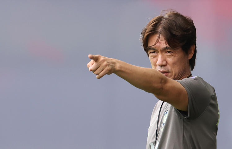 2026 북중미 월드컵에 출전하는 한국 축구 국가대표팀의 홍명보 감독이 지난 7일(현지시간) 멕시코 과달라하라 인근 사포판의 치바스 바예 베르데에서 팀 훈련을 지도하고 있다. /연합뉴스