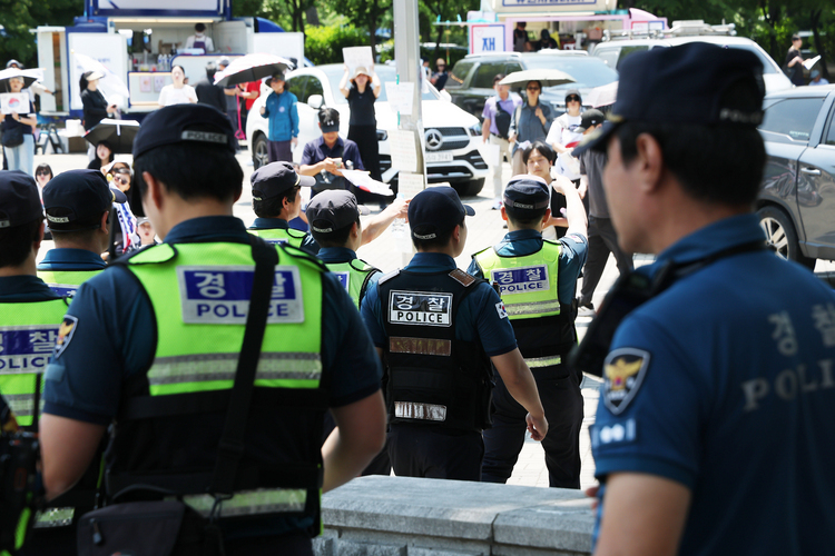 지난 9일 서울 송파구 올림픽공원 핸드볼경기장 출입구 앞에서 경찰들이 교대하고 있다.  /연합뉴스 
