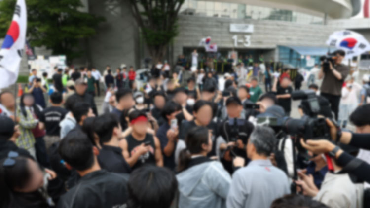 6·3 지방선거 투표용지 부족 사태를 규탄하는 '개표소 봉쇄 시위'가 이어진 10일 서울 송파구 올림픽공원 핸드볼경기장 앞에서 시위대가 경기장에 입주한 체육단체 직원들의 출입 허용 여부와 관련해 의견을 나누고 있다. /연합뉴스