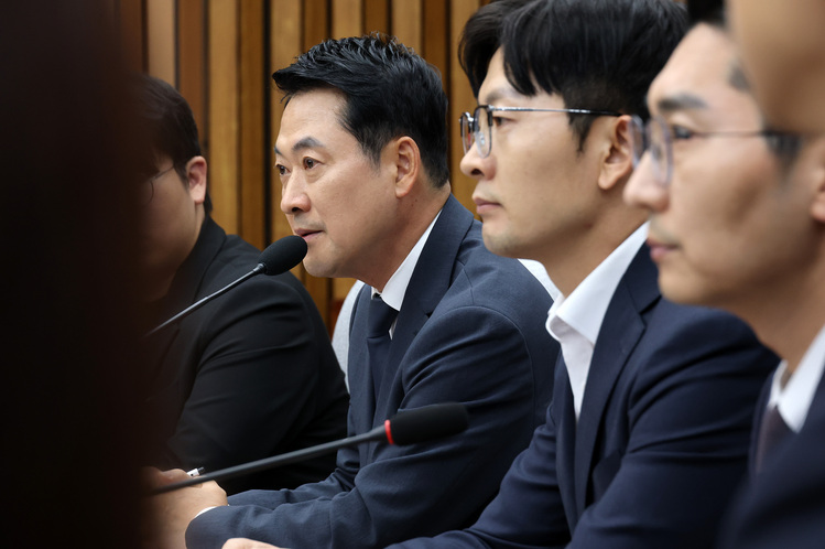 국민의힘 장동혁 대표가 10일 국회에서 투표용지 부족 사태와 관련해 시국선언에 나선 대학생들과 간담회를 갖고 있다. /연합뉴스