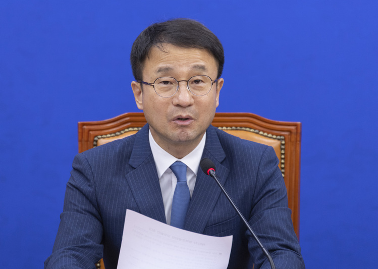 더불어민주당 한병도 원내대표가 11일 국회에서 열린 정책조정회의에서 발언하고 있다.  /연합뉴스