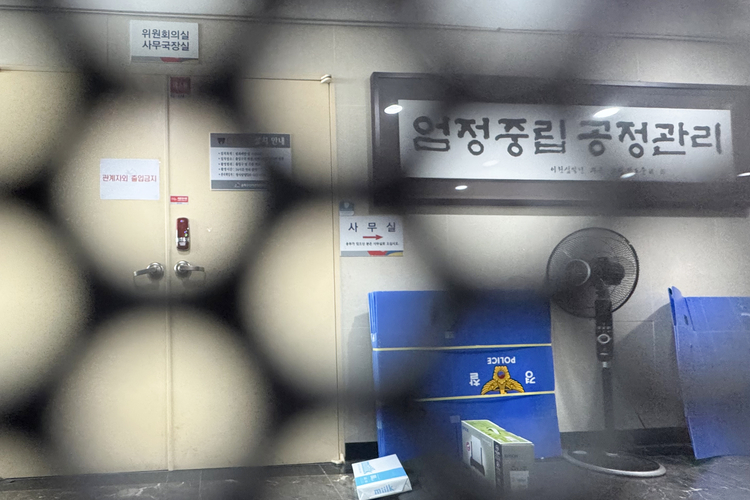 6·3 지방선거 투표용지 부족 사태를 수사 중인 검·경 합동수사본부가 11일 송파구선거관리위원회 압수수색에 나섰다. 사진은 이날 송파구선관위가 위치한 사무실 모습. /연합뉴스 
