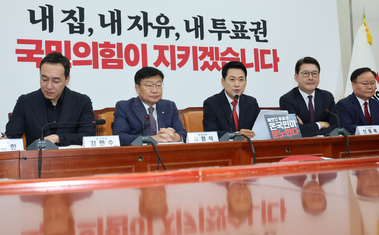 국민의힘 장동혁 대표가 11일 국회에서 열린 최고위원회의에서 발언하고 있다.  /연합뉴스