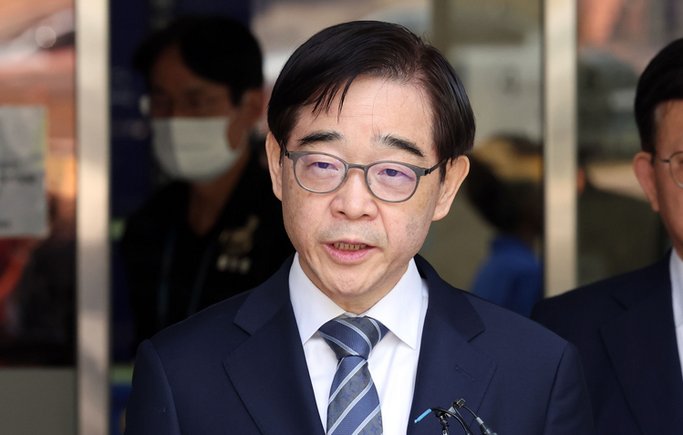 퇴직 후 변협에 변호사로 등록하지 않은 채 대장동 개발업자 김만배 씨가 대주주인 화천대유자산관리 고문으로 재직하며 변호사 활동을 한 혐의를 받고 있는 권순일 전 대법관이 11일 1심 선고 공판을 마친 뒤 서울중앙지법을 나서며 취재진 질문에 답하고 있다. /연합뉴스