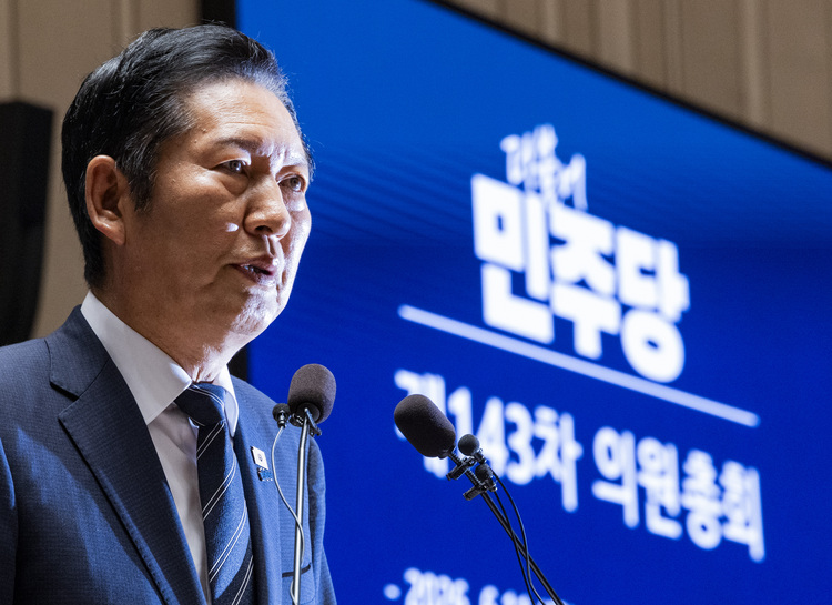 더불어민주당 정청래 대표가 11일 국회에서 열린 의원총회에서 발언하고 있다. /연합뉴스 