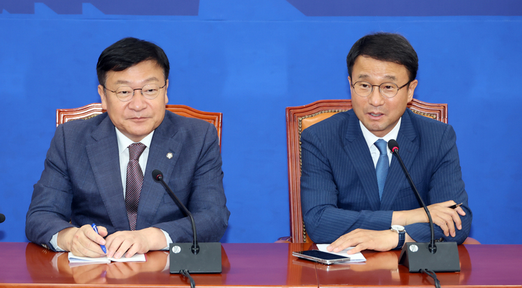 더불어민주당 한병도 원내대표(오른쪽)가 11일 국회 원내대표실에서 취임 인사차 방문한 국민의힘 정점식 신임 원내대표를 맞아 발언하고 있다.  /연합뉴스 