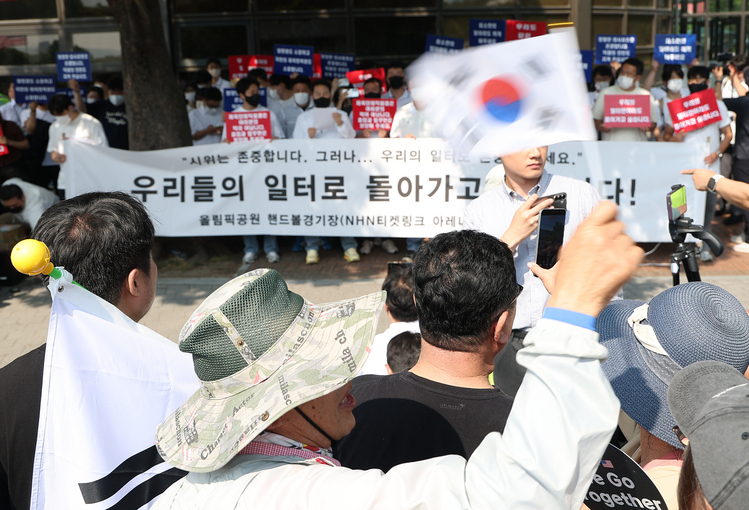 6·3 지방선거 투표용지 부족 사태로 빚어진 '잠실 개표소 봉쇄 시위'가 이어지고 있는 11일 서울 송파구 올림픽공원 핸드볼경기장 앞에서 체육단체들이 업무 정상화 호소문 발표 기자회견을 하고 있다. /연합뉴스 