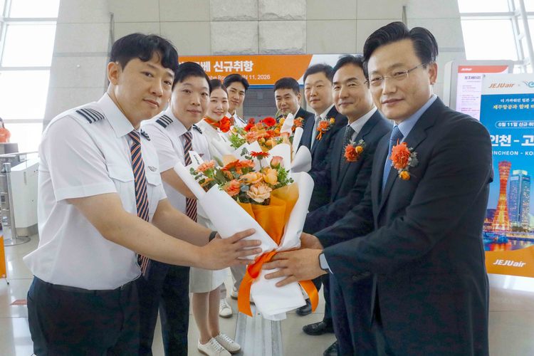 6월 11일 인천국제공항에서 진행된 제주항공의 인천~고베 노선 신규 취항식에서 김이배 제주항공 대표이사(사진 오른쪽 맨 앞)와 이상용 인천국제공항공사 신사업본부장(오른쪽 앞에서 두번째) 등이 신규 취항편 승무원들에게 꽃다발을 전달하고 있다. (제공 : 제주항공)