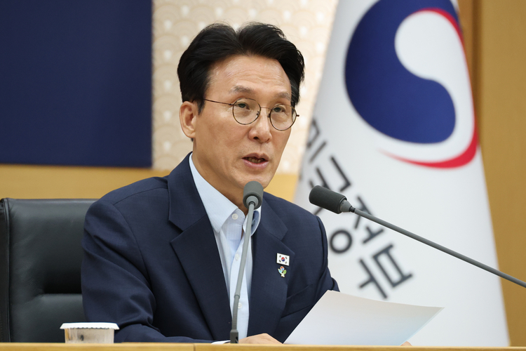 김민석 국무총리가 11일 세종시 정부세종청사 국무회의장에서 국민 참정권 침해 문제 관련 관계장관회의를 주재하고 있다. /연합뉴스