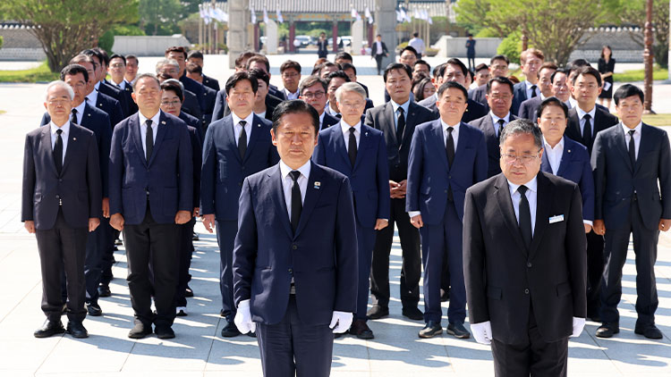 더불어민주당 정청래 대표가 12일 광주 북구 국립5ㆍ18민주묘지를 찾아 참배하고 있다. /연합뉴스