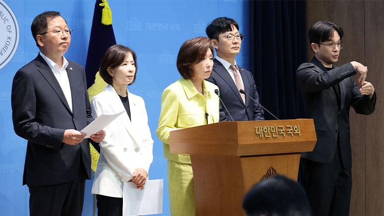 국민의힘 나경원 의원이 12일 국회 소통관에서 6·3 지방선거 부실 사태 관련 기자회견을 하고 있다. /연합뉴스