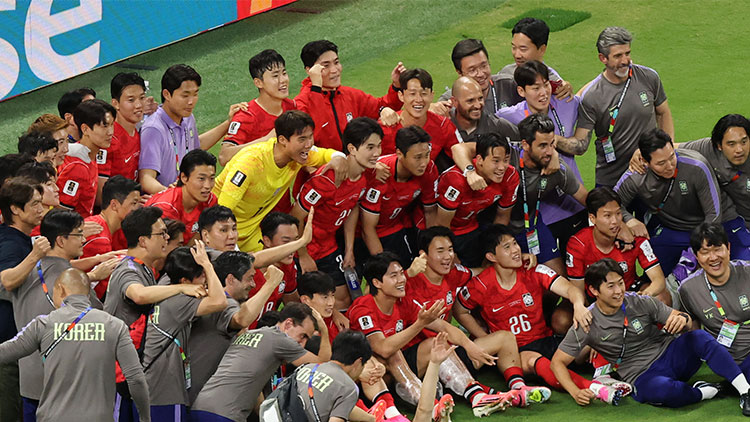 11일(현지시간) 멕시코 사포판 과달라하라 스타디움에서 열린 2026 북중미 월드컵 A조 1차전 한국과 체코의 경기에서 2-1 역전승을 거둔 한국 대표팀 선수들이 경기 뒤 기념촬영을 하고 있다. /연합뉴스