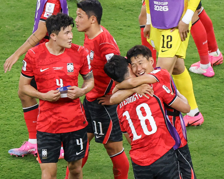 11일(현지시간) 멕시코 사포판 과달라하라 스타디움에서 열린 2026 북중미 월드컵 A조 1차전 한국과 체코의 경기. 2-1로 승리한 한국의 손흥민과 오현규가 승리를 자축하고 있다. /연합뉴스