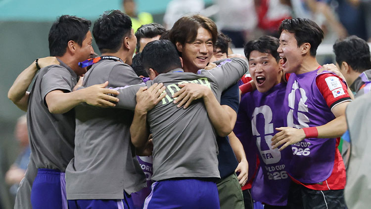 11일(현지시간) 멕시코 사포판 과달라하라 스타디움에서 열린 2026 북중미 월드컵 A조 1차전 한국과 체코의 경기가 한국의 2대1 역전승으로 끝났다. 경기 종료 휘슬이 울리자 홍명보 감독과 선수들이 환호하고 있다. /연합뉴스