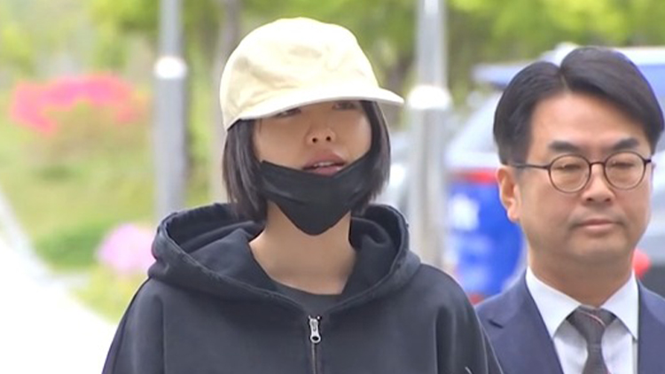 지난 4월 21일 강도상해 혐의로 구속기소 된  A씨에 대한 재판에 증인으로 출석한 나나. /TV조선 유튜브 '티조 Clip' 캡처