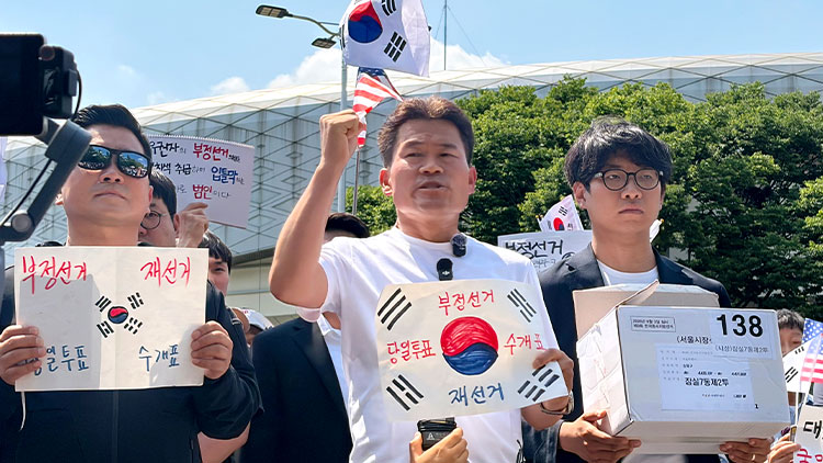 전 한국사 강사 전한길씨와 전씨의 지지자들이 12일 개표소 봉쇄 시위 현장인 서울 송파구 SK핸드볼경기장 앞에서 잠실7동 제2투표소에 보관돼 있다 사라진 투표용지 보관상자 중 1개를 제보를 통해 확보했다고 주장하며 상자를 공개하고 있다. /연합뉴스