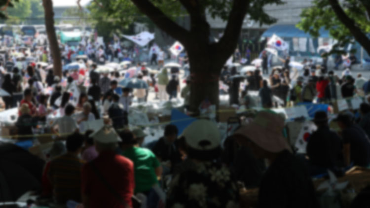 6·3 지방선거 투표용지 부족 사태를 규탄하는 '개표소 봉쇄 시위'가 이어진 12일 서울 송파구 올림픽공원 핸드볼경기장 앞에서 참가자들이 구호를 외치고 있다. /연합뉴스