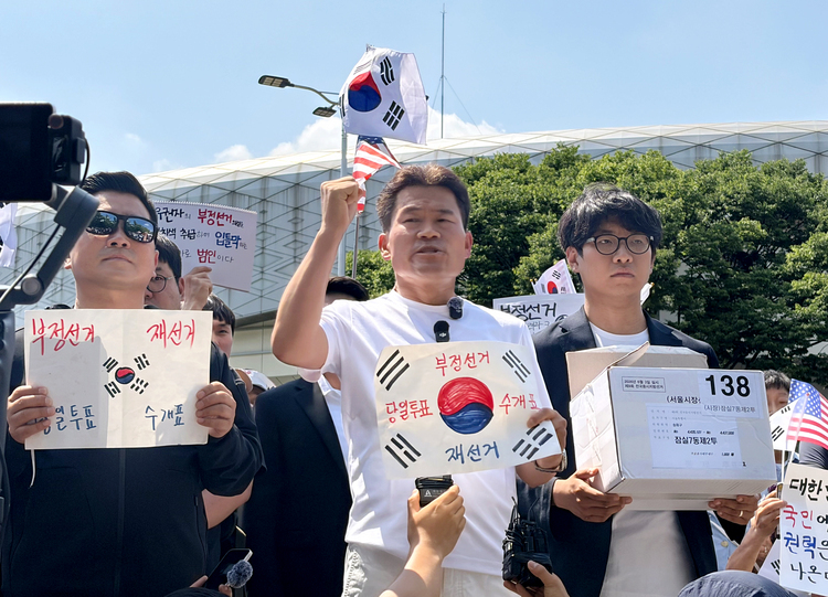 전 한국사 강사 전한길씨와 전씨의 지지자들이 12일 개표소 봉쇄 시위 현장인 서울 송파구 SK핸드볼경기장 앞에서 잠실7동 제2투표소에 보관돼 있다 사라진 투표용지 보관상자 중 1개를 제보를 통해 확보했다고 주장하며 상자를 공개하고 있다. /연합뉴스