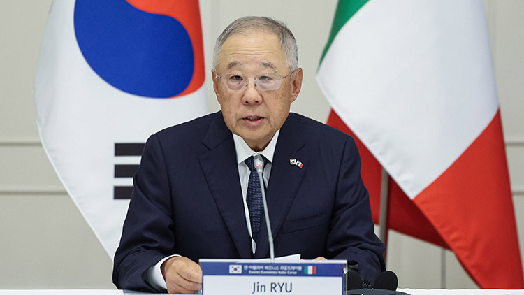 류진 한국경제인협회장이 12일(현지시간) 이탈리아 로마의 한 호텔에서 이재명 대통령이 참석한 가운데 열린 비즈니스 라운드테이블에서 발언하고 있다. /연합뉴스