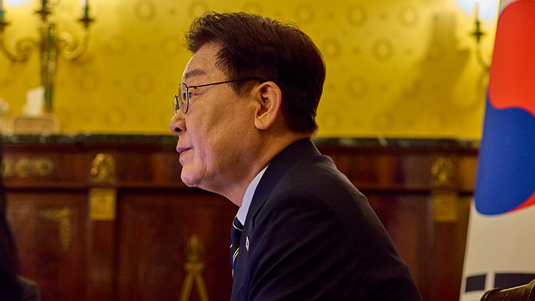 이탈리아를 국빈방문 중인 이재명 대통령이 14일(현지시간) 로마의 한 호텔에서 화상으로 수석보좌관회의를 하고 있다. /연합뉴스