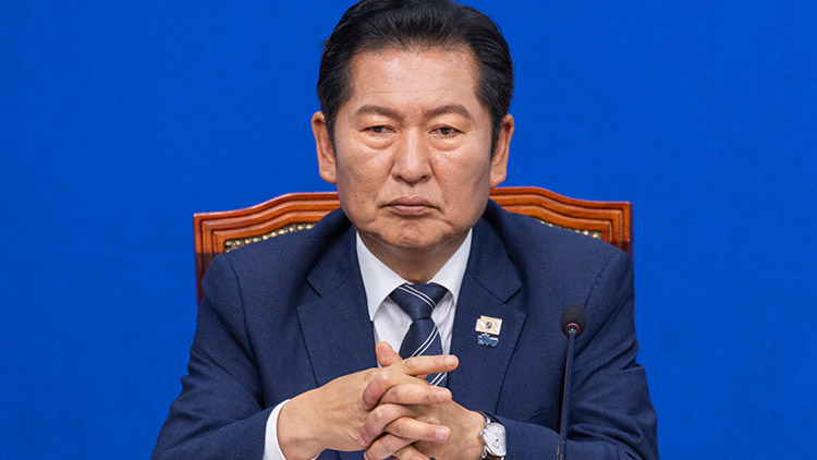 더불어민주당 정청래 대표가 15일 국회에서 열린 최고위원회의에서 강득구 최고위원의 발언을 듣고 있다. /연합뉴스