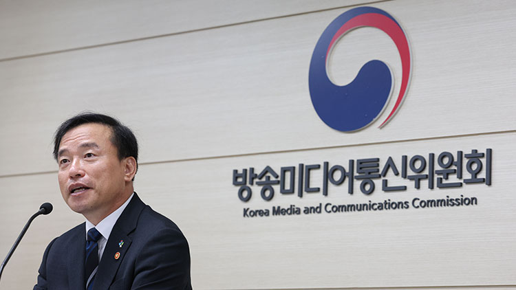 김종철 방송미디어통신위원장이 15일 경기 정부과천청사에서 열린 취임 6개월 출입기자 간담회에서 발언하고 있다. /연합뉴스