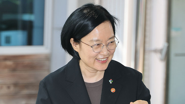 한성숙 국무총리 후보자가 15일 서울 종로구 통의동 금융감독연수원에 마련된 인사청문회 준비 사무실로 출근하고 있다. /연합뉴스